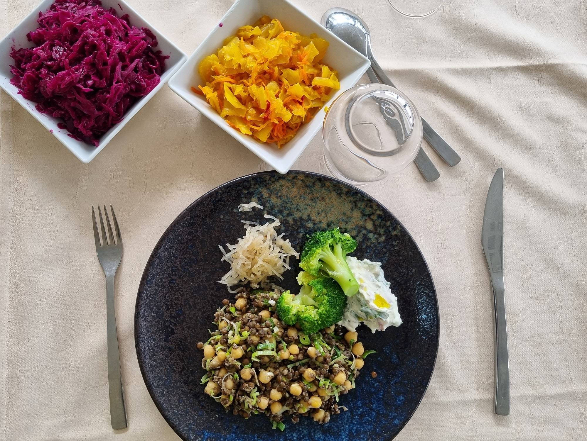 Assiette aliments fermentés préparée en atelier cuisine, formation microbiote et cuisine INRAE Jouy-en-Josas - Antony