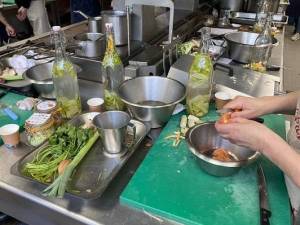 Les enseignants préparent une recette en formation microbiote et cuisine menée par INRAE Jouy-en-Josas - Antony