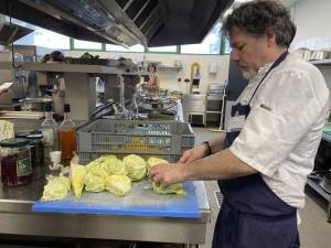 Le chef cuisinier Patrice Gelbart prépare une recette d'aliments fermenté à base de chou